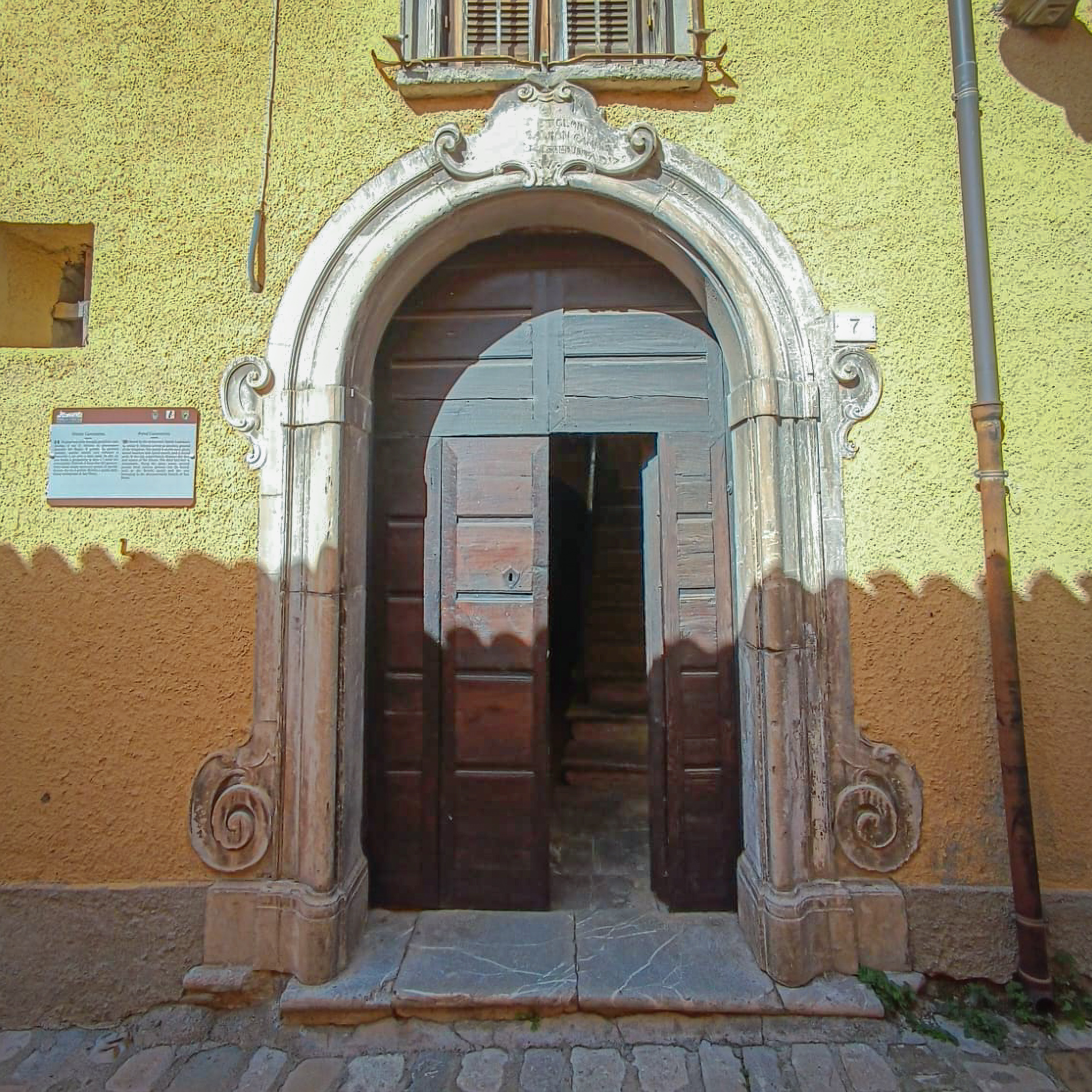 Portale Cammarota (?)