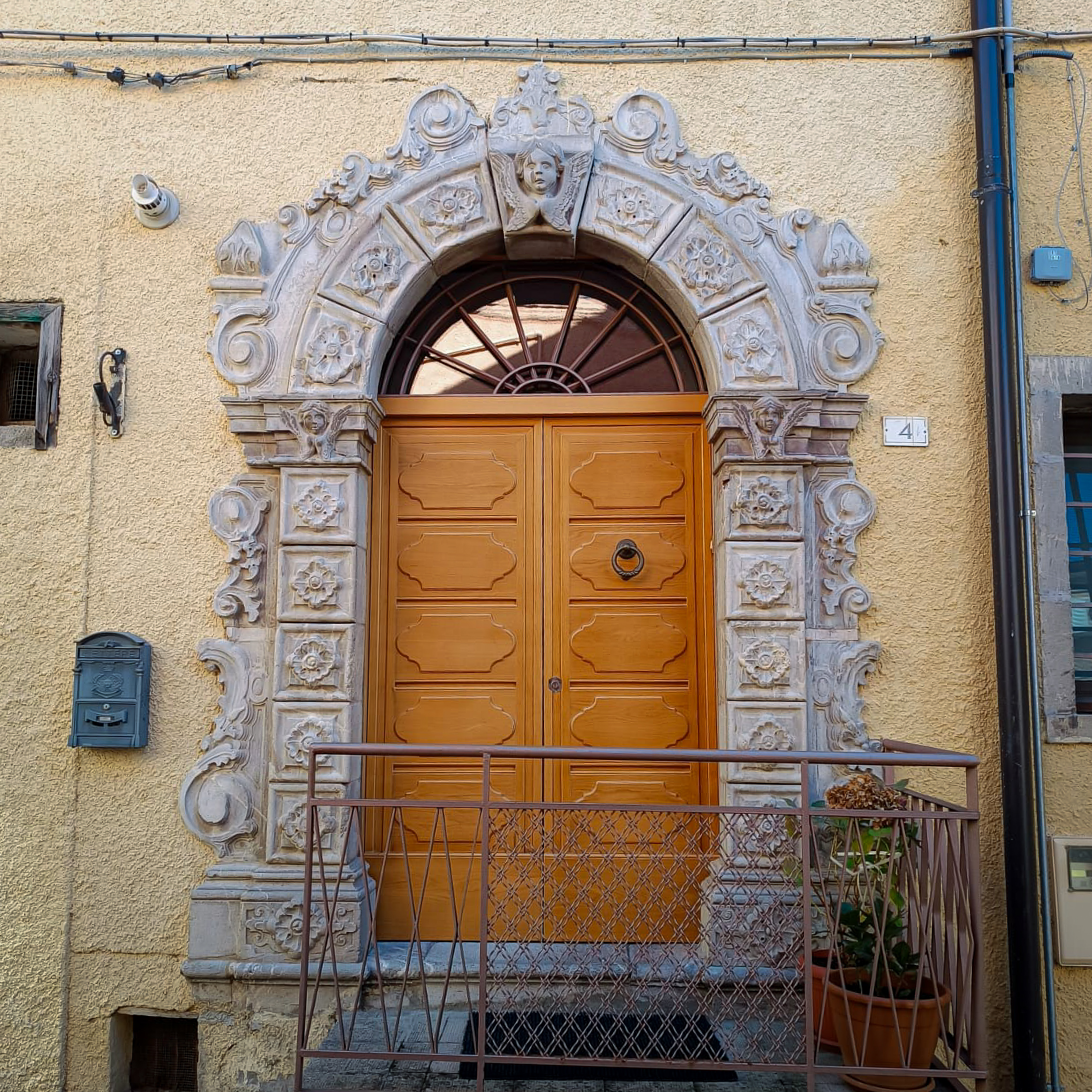 Portale del Palazzo Pinterpe